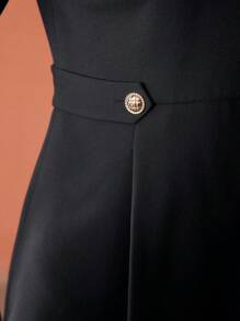 MOTF PREMIUM 纯金纽扣细节喇叭下摆短裙 - 黑色 - 查看 3