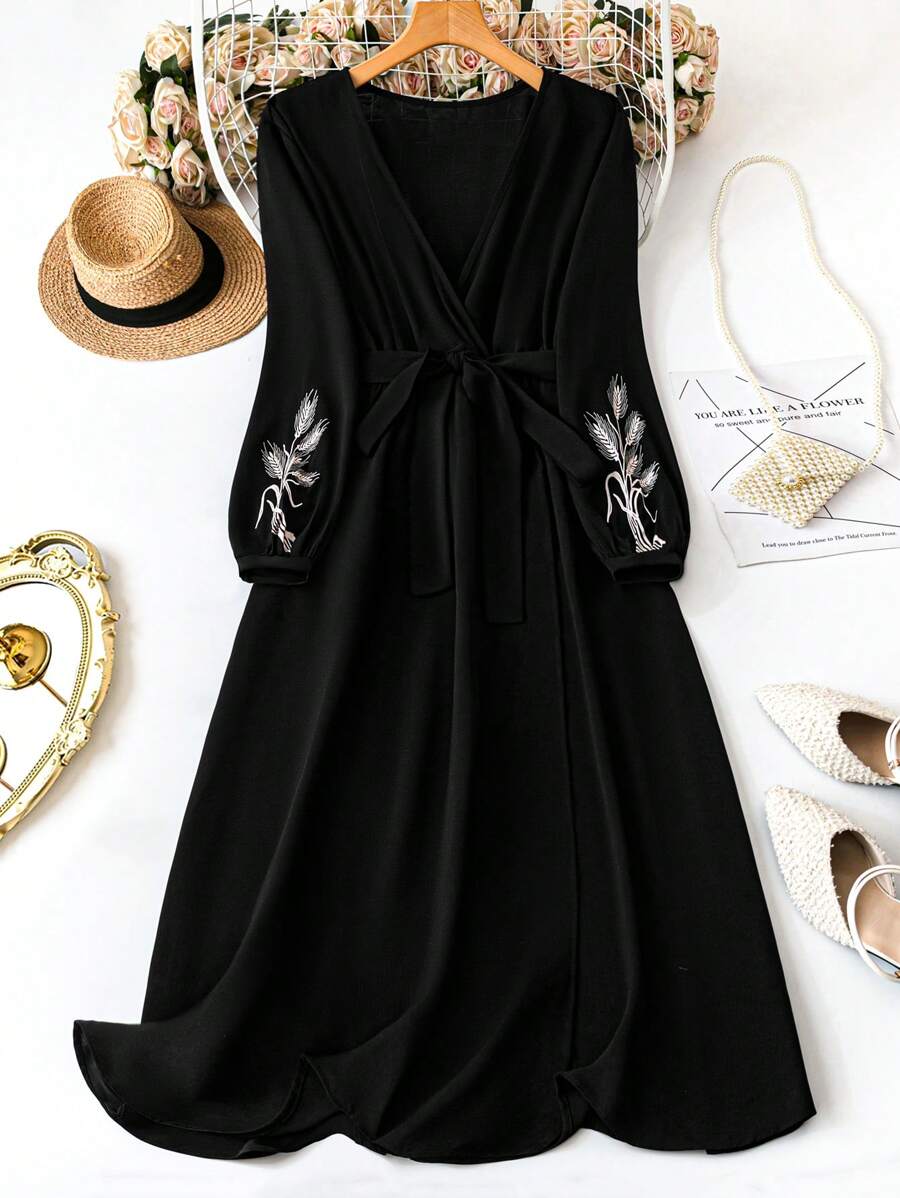 SHEIN LUNE 大码 V 领长袖刺绣黑色连衣裙