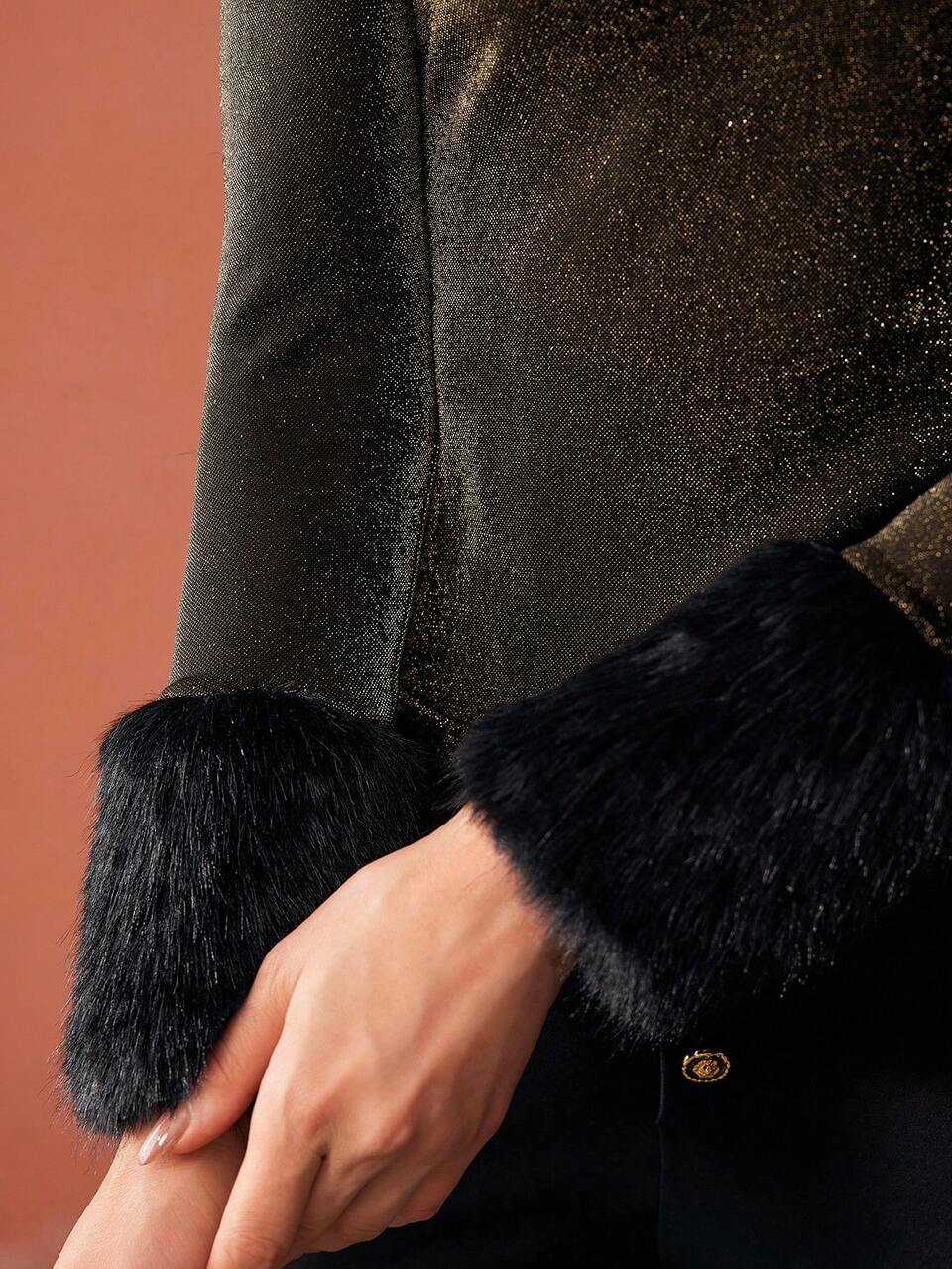 GLITTER CONTRAST FUZZY CUFF SLIM FIT TEE