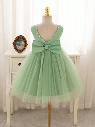 SHEIN Glamorique Kids Kleine Mädchen Weihnachtsmannkleid, Partykleidung für Weihnachten, Silvesterkleid, Hochzeitskleid für Blumenmädchen, weiches Prinzessinnenkleid aus hellgrünem Satin, Bankettkleid mit V-Ausschnitt und Schleife für Weihnachtsfeiern, Cut Out