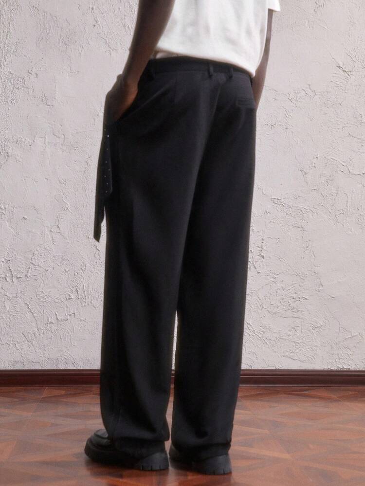 Pantalon casual droit de mi-taille long en tissu noir tressé pour hommes, avec boutons en métal, convient pour les sorties quotidiennes et les soirées. Pochette carrée amovible avec décoration de strass en velours