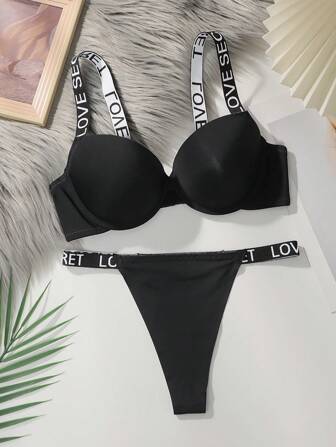 طقم صدرية سلكية وسروال جي-سترينج ذو نمط حرفي بسيط