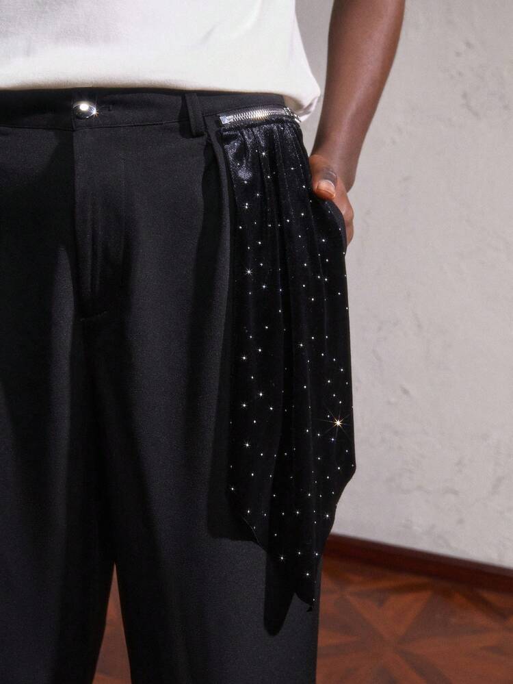 Pantalon casual droit de mi-taille long en tissu noir tressé pour hommes, avec boutons en métal, convient pour les sorties quotidiennes et les soirées. Pochette carrée amovible avec décoration de strass en velours