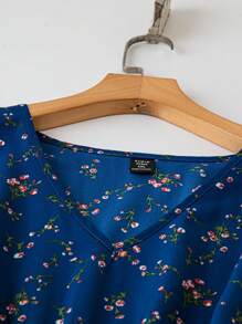 SHEIN Clasi Vestido informal de talla grande con cuello en V sin mangas y estampado floral todo sobre todo
