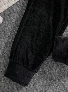 SHEIN 2 件装少女休闲舒适百搭心形和字母公主印花连帽衫和天鹅绒长裤，适合秋冬季学校和户外穿着 - 黑色 - 查看 5