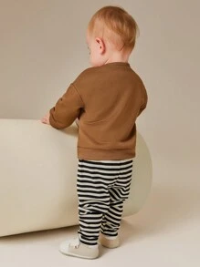 SHEIN 2 件套男婴休闲可爱卡通恐龙刺绣圆领长袖运动衫和裤子套装，适合秋冬季户外、幼儿园、家庭聚会、家居服 - 棕色 - 查看 2