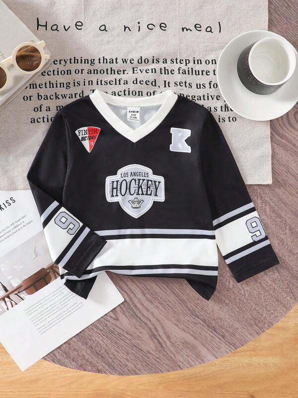 The Baby Boy's V-Neck All-Over Printed Baseball Element Pattern Long-Sleeved Top Features A Stylish V-Neck Design And An Interesting All-Over Baseball Element Printed Pattern, Which Is Both Childlike And In Line With Fashion.