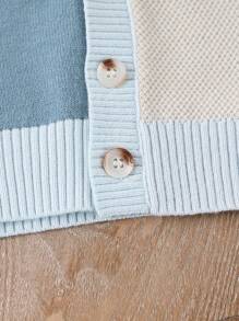 Cardigan colorblock per bambino - design a contrasto di colore blu e blu chiaro/beige, unico e alla moda, maglione lavorato a maglia con bottoni per indossare facilmente, adatto per vari climi, maglione retrò per bambino in stile autunnale/invernale, cardigan in maglia morbido e confortevole, con design casual in stile francese e nordico, adatto per uso domestico, quotidiano, viaggio e ritorno a scuola, tessuto caldo e morbido. Cardigan per bambino