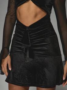 MISSGUIDED Robe mini en velours froncée à la taille, avec décolleté dégagé et manchettes évasées - Noir - Voir 6