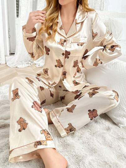 Conjunto de pijama de mujer con estampado de oso, compuesto por top con cuello vuelto y pantalones de seda sintética, detalles cálidos y elegantes para otoño e invierno