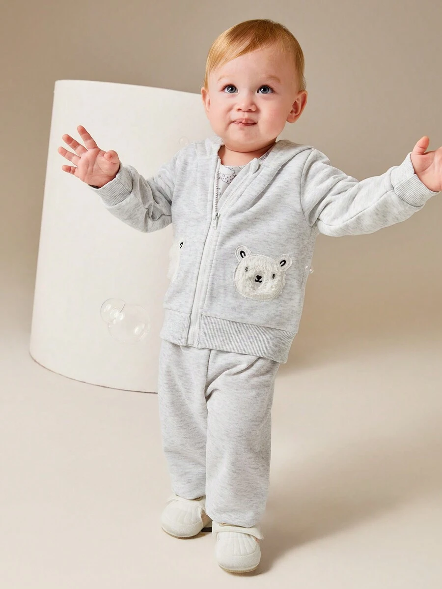 SHEIN Bộ 3 món/bộ đồ liền thân họa tiết gấu hoạt hình dễ thương cho bé trai, áo khoác hoodie thêu hình gấu bông và quần dài chạy bộ, vải dệt kim mềm mại thích hợp mặc khi đi chơi, đi chơi, mẫu giáo, thể thao, thu đông