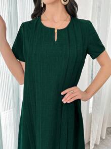 Al Najma 女士简约纯色锁眼领褶皱宽松连衣裙 - 墨綠色 - 查看 3