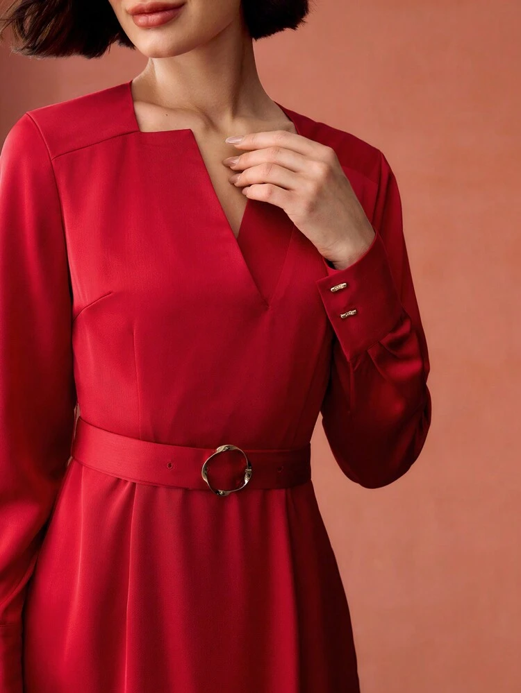 VESTIDO DE VUELO CON HEBILLA Y CINTURÓN, CUELLO ENTALLADO SÓLIDO