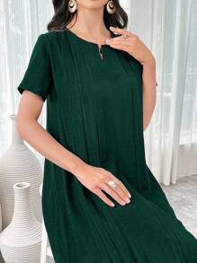 Al Najma 女士简约纯色锁眼领褶皱宽松连衣裙 - 墨綠色 - 查看 4