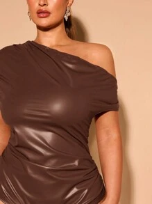 SHEIN BAE Bộ đồ liền thân xếp ly một bên vai bất đối xứng bằng da PU màu đỏ cỡ lớn, thanh lịch và gợi cảm dành cho nữ, thích hợp cho tiệc Halloween và hẹn hò ban đêm trễ vai - màu nâu - Xem 5