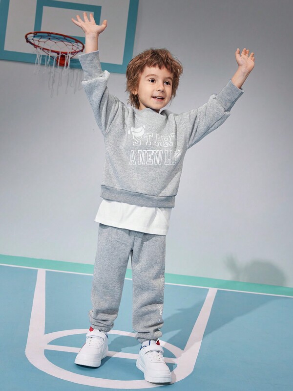SHEIN Set de 2 bucăți pentru antrenament pentru băieți tineri Tendință sportivă, ținută de alergare, set de hanorac și pantaloni cu mânecă lungă, cu grafică de fotbal măsliniu, cu mânecă lungă și pantaloni, carnaval de baseball