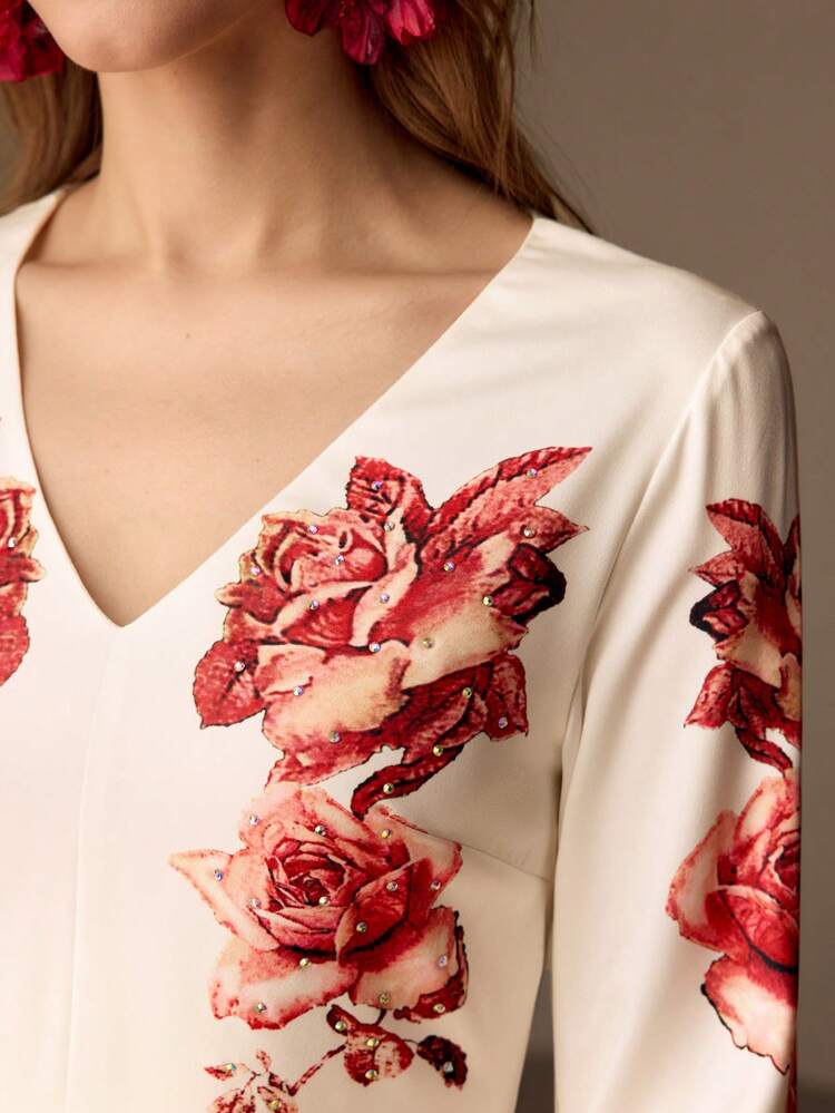 Vestido midi de corte slim con estampado floral, cuello en V y detalles de rhinestones, sin cinturón