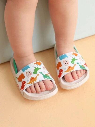 CoComelon X SHEIN Cute Dinosaur Cartoon Pattern Baby Toddler Children Casual Sandals Slippers, Light And Comfortable EVA Material, Wear-Resistant, Suitable For Beach Outdoor And Indoor Wear, Universal For Boys And Girls, Summer And Spring Beach Vacation Wear