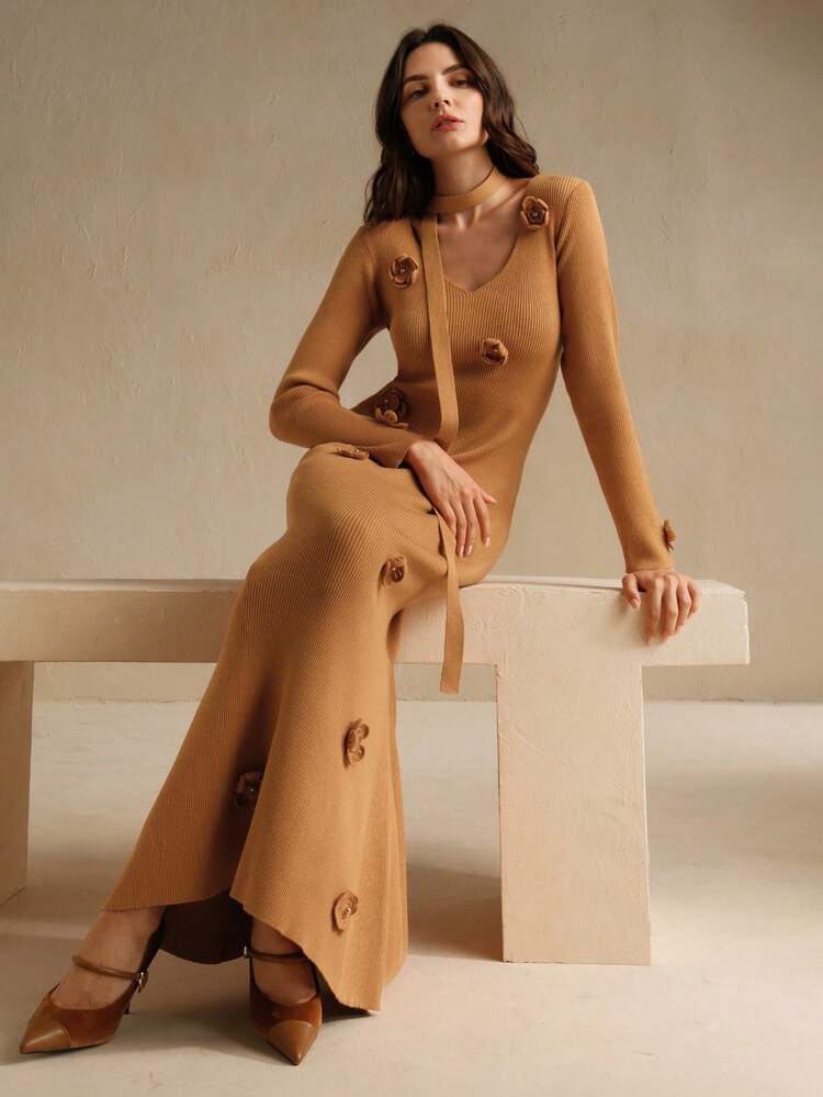 Elegante vestido largo de marfil con escote en V, ganchillo y estampado floral con cola de pez