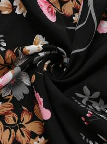 SHEIN Clasi 2 件大码女士服装套装 - 纯色常规开衫夹克和花卉印花拼接吊带上衣，适合春秋季节穿着 - 黑色 - 查看 5