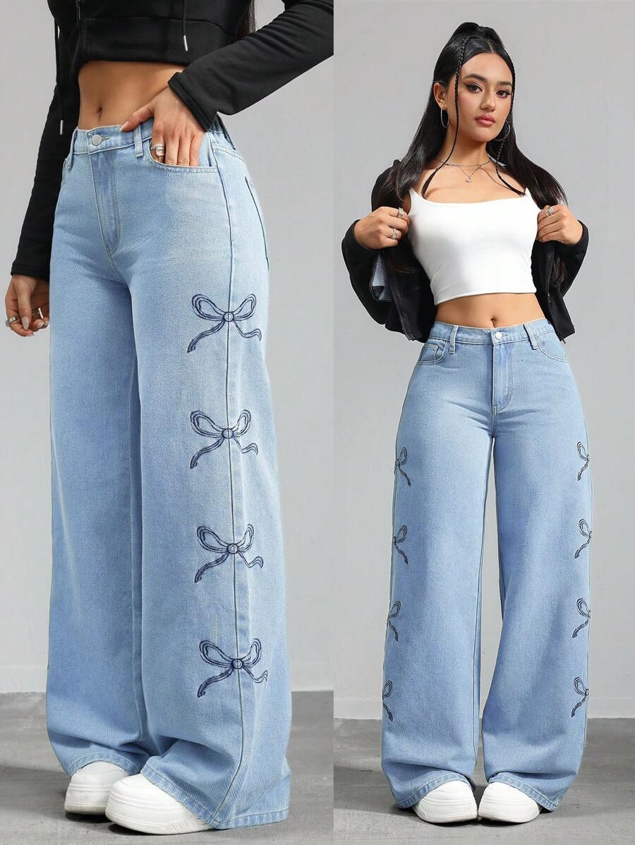 SHEIN Tall Jeansy damskie casualowe z niskim stanem i haftem z kokardą, szerokie nogawki, niebieskie dżinsy, wysokie spodnie damskie, jeansy jeansowe, spodnie jeansowe, niskie, luźne dżinsy, niskie, luźne dżinsy, kokarda, świąteczne ubrania damskie - Jasny jeans - Zobacz 1