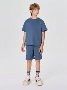 SHEIN Leap Crew Tween-Jungen Lässiges Set im Urlaubsstil, einfarbiges Kurzarm-T-Shirt mit Tasche und einfarbigen Strickshorts - Graublau - Übersicht 2