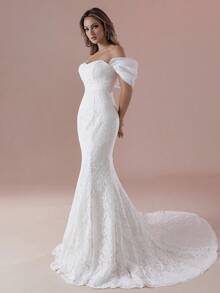 性感露肩独特袖美人鱼婚纱，配优雅蕾丝面料，适合新娘礼服