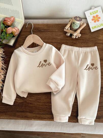 SHEIN Modisches, ausgestelltes Outfit für Baby Mädchen mit niedlichem minimalistischem Liebes-Englisch-Text, gestrickter, weicher und dicker Kapuzenpulli, geeignet für Herbst/Winter