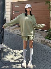 DAZY Set de 2 piezas con sudadera y pantalones cortos con bordado de letra para mujeres