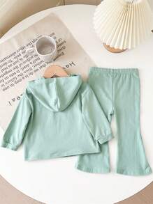 SHEIN 2 件套女婴可爱针织卡通熊图案压花长袖连帽运动衫和松紧腰喇叭裤套装，适合外出和居家 - 綠色 - 查看 2