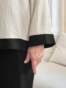 EMERY ROSE Blusa elegante de manga larga con cuello en V y bloqueo de color en tela texturizada