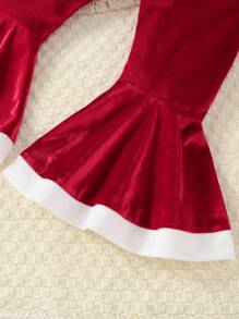 SHEIN Conjunto de pijama navideño para niñas - Camisa de manga corta con estampado de letras navideñas + Pantalones acampanados con volantes a juego y gorro de Papá Noel, apto para fiestas navideñas, otoño/invierno - Rojo y blanco - Ver 6