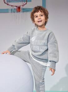 SHEIN 年轻男孩健身街头时尚运动潮流 2 件套，跑步装，橄榄色足球图案圆领长袖运动衫和裤子套装，棒球足球嘉年华 - 灰色 - 查看 3