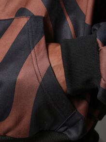 SUMWON Pull à capuche court avec un motif tourbillonnant de styliste. Imprimé artistique abstrait pour un look urbain . Coupe oversize. Poche kangourou pour un style d'automne-hiver