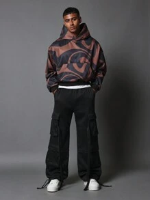 SUMWON Pull à capuche court avec un motif tourbillonnant de styliste. Imprimé artistique abstrait pour un look urbain . Coupe oversize. Poche kangourou pour un style d'automne-hiver