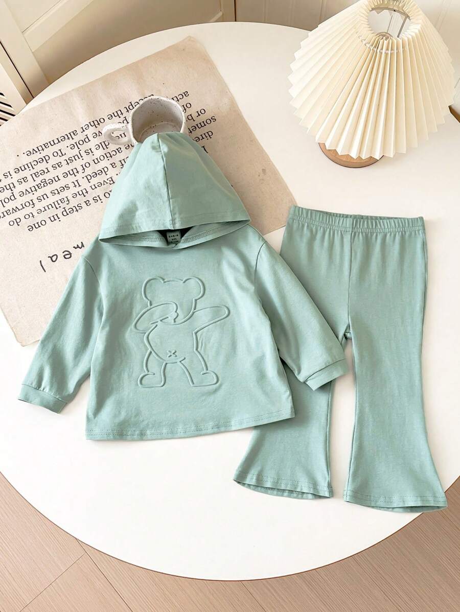 SHEIN 2 件套女婴可爱针织卡通熊图案压花长袖连帽运动衫和松紧腰喇叭裤套装，适合外出和居家 - 綠色 - 查看 1