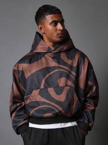 SUMWON Pull à capuche court avec un motif tourbillonnant de styliste. Imprimé artistique abstrait pour un look urbain . Coupe oversize. Poche kangourou pour un style d'automne-hiver