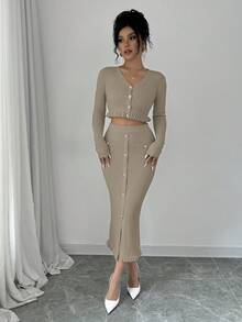 Chiquease 2 件 V 领纯色长袖针织上衣和开衩下摆修身半身裙套装 - 杏色 - 查看 3