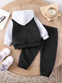 SHEIN This 2-Piece Set Includes A Hooded Zip-Up Sweatshirt Jacket And Solid Color, Adjustable Waist Pants, Providing Warmth And Comfort For Baby Boys During The Spring And Autumn Seasons. The Set Is Suitable For Both Outdoor Wear And Indoor Wear, And Can Be Paired With Various Outfits For Different Occasions. This Versatile And Durable Set Allows Baby Boys To Stay Stylish And Comfortable Throughout The Transitional Seasons.
