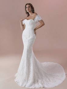性感露肩独特袖美人鱼婚纱，配优雅蕾丝面料，适合新娘礼服