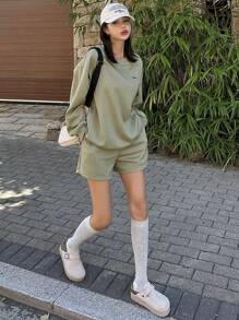 DAZY Set de 2 piezas con sudadera y pantalones cortos con bordado de letra para mujeres