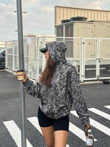 SHEIN 少女迷彩迷彩和树叶印花连帽运动衫，适合秋冬季街头风格、运动风、校园风、波西米亚风 - 軍綠色 - 查看 5