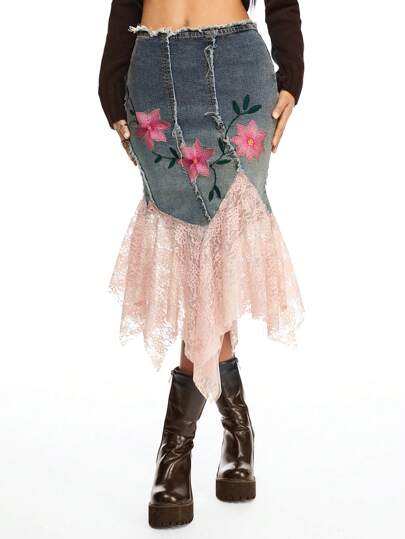Hippie تنورة جينز مطرزة معرقة بلمسات الدانتيل غير متماثلة منخفضة الخصر، ذات طراز فينتاج مغسول