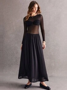 Poéselle Robe élégante et sexy noire à moitié transparente avec contraste plissé sur la partie supérieure, ourlet extra long. Robe noire à manches longues, robe noire en dentelle, robe noire sexy, robe de femme pour Halloween, robe à manches longues, robe élégante, FW24 - Noir - Voir 5