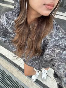 SHEIN 少女迷彩迷彩和树叶印花连帽运动衫，适合秋冬季街头风格、运动风、校园风、波西米亚风 - 軍綠色 - 查看 4