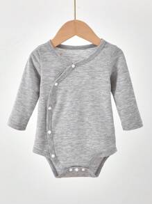 SHEIN Vintaside Kids Bộ áo liền thân 3 món này có thiết kế tinh tế và chất liệu cao cấp, được sản xuất đặc biệt để mang lại sự thoải mái và tiện lợi toàn diện cho trẻ sơ sinh và trẻ nhỏ. Bộ sản phẩm bao gồm ba áo liền thân, mỗi áo có thiết kế và chi tiết khác nhau để phù hợp với nhu cầu mặc của bé trong các dịp khác nhau. - Nhiều màu - Xem 12