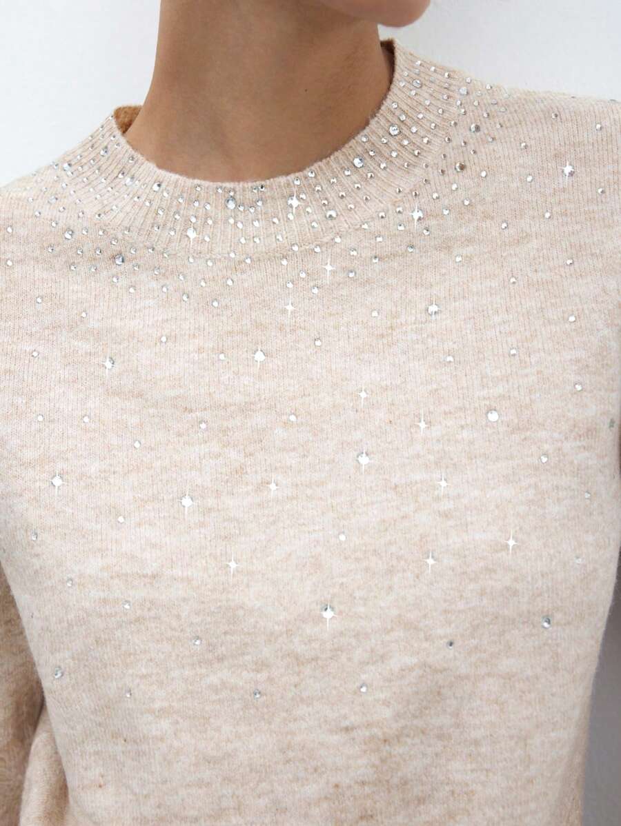 Maija Áo thun dài tay cổ tròn trễ vai màu mơ và kaki dành cho nữ có chi tiết cổ áo đính đá lấp lánh, dáng rộng thoải mái, dày dặn, phong cách đô thị mới thanh lịch & sang trọng cho mùa đông - Màu be - Xem 1