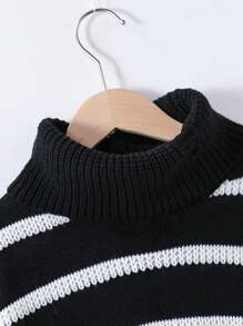 SHEIN Gestricktes Kleid für Tween Mädchen, französischer Stil schwarz-weiß gestreiftes Oversized-Strickkleid mit hohem Kragen und langen Ärmeln, zerrissenes Design, weicher und bequemer Stoff, modisch für Herbst/Winter, geeignet für Zuhause, Reisen, Musikfestivals, Weihnachten, Halloween-Partys, klassischer europäischer Stil - Schwarz und Weiss - Übersicht 3