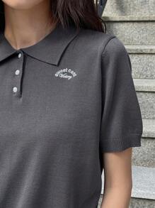 DAZY Blusa de punto de manga corta casual con bordado de letra y abotonado adelante para mujer