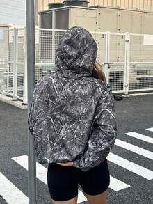 SHEIN 少女迷彩迷彩和树叶印花连帽运动衫，适合秋冬季街头风格、运动风、校园风、波西米亚风 - 軍綠色 - 查看 2